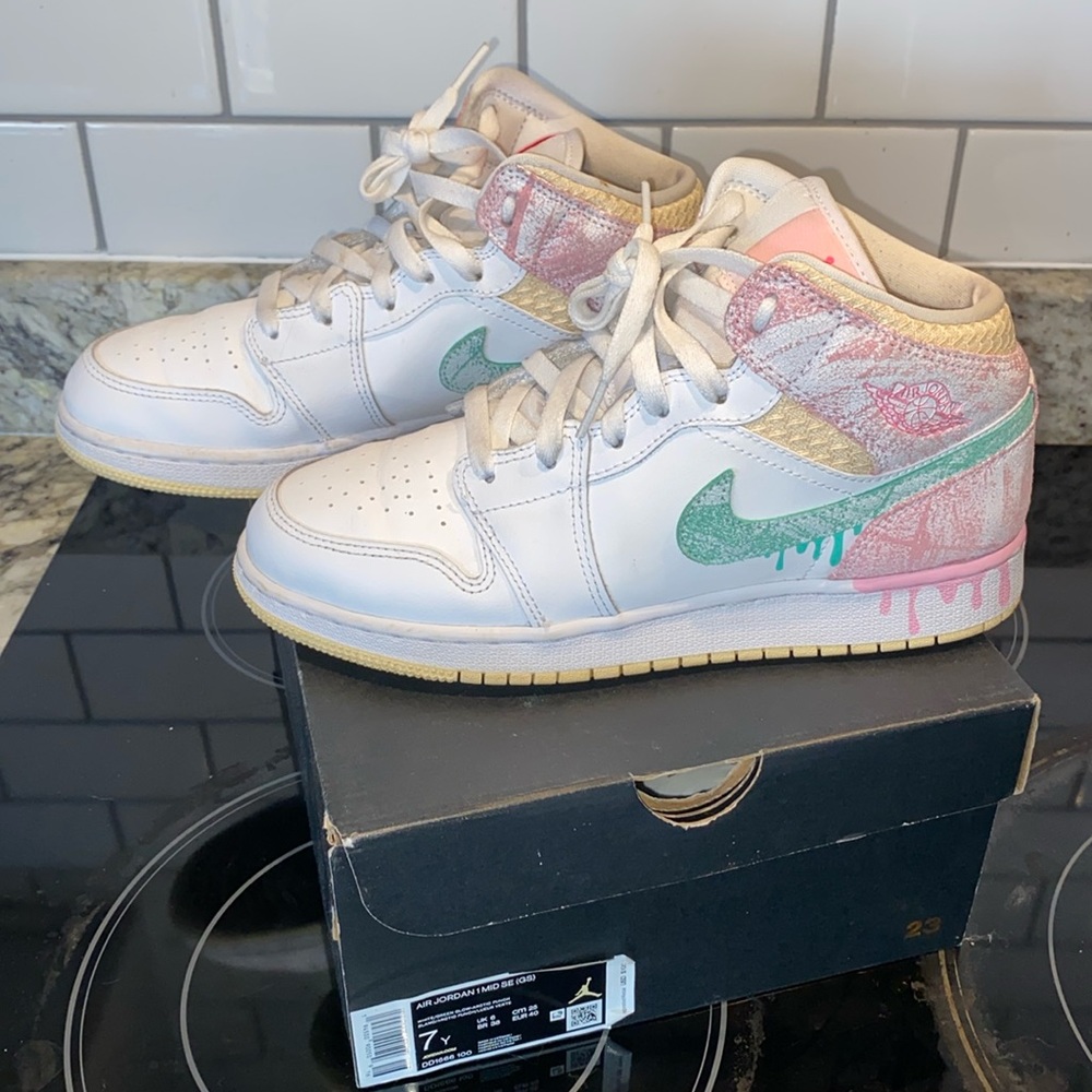 Ice cream Jordan 1 mid.